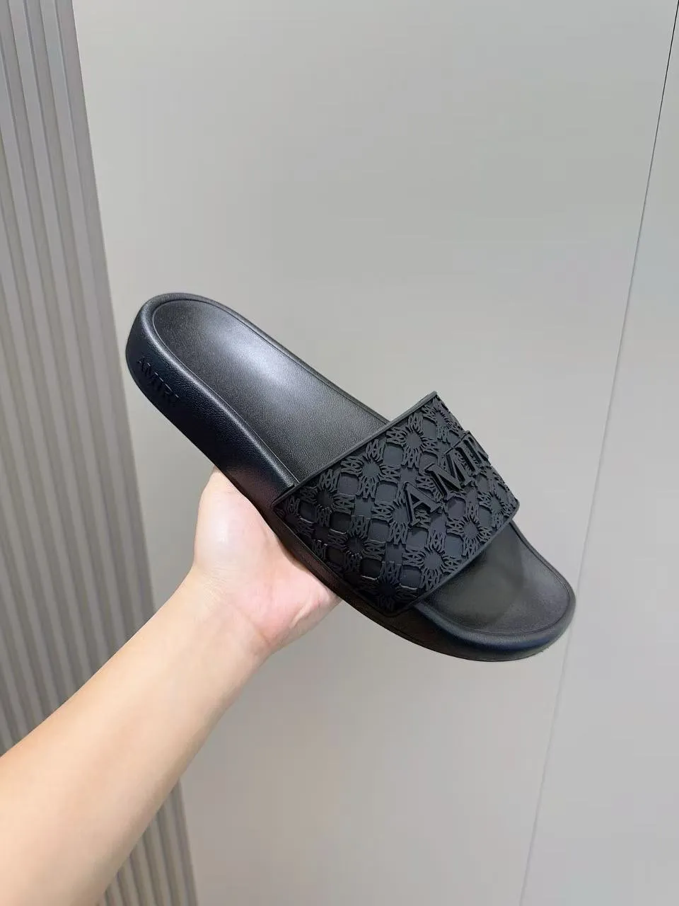 [AMIRI* Emil] P: 300💰 Size: 39-45 Official website new original 1:1 AMIRI* Emil classic men's slippers, high-end boutique, original material, TPU upper, foam bottom, fine workmanship, casual, loose and comfortable, a must-have in summer.